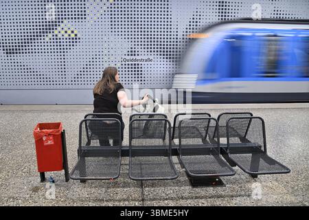 Einfahrende U-Bahn der Linie U5 an der Haltestelle Quiddestrasse a Monaco. Bahn,Zug.Pendler,Oeffentlicher Personennahverkehr OEPNV.Bahnsteig.Fahrgaeste.Sitzgelegenheit, Wartebank, *** arrivo della metropolitana della linea U5 alla fermata Quiddestrasse di Monaco Bahn,pendolari del treno,trasporto pubblico passeggeri della piattaforma OEPNV, panchina d'attesa, Foto Stock
