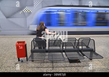 Einfahrende U-Bahn der Linie U5 an der Haltestelle Quiddestrasse a Monaco. Bahn,Zug.Pendler,Oeffentlicher Personennahverkehr OEPNV.Bahnsteig.Fahrgaeste.Sitzgelegenheit, Wartebank, *** arrivo della metropolitana della linea U5 alla fermata Quiddestrasse di Monaco Bahn,pendolari del treno,trasporto pubblico passeggeri della piattaforma OEPNV, panchina d'attesa, Foto Stock