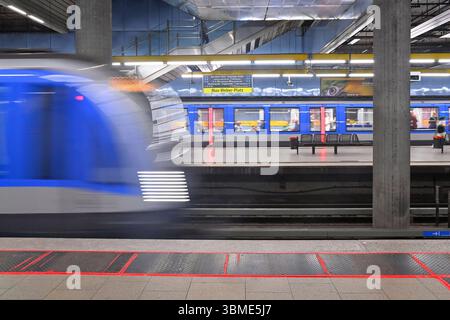 Einfahrende U-Bahn der Linie U5 an der Haltestelle Max-Weber-Platz a Monaco. Bahn, Zug. Pendler, Oeffentlicher Personennahverkehr OEPNV.Bahnsteig. **** Arrivo del treno della linea U5 alla fermata Max Weber Platz a Monaco di Baviera Foto Stock