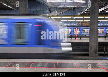 Einfahrende U-Bahn der Linie U5 an der Haltestelle Max-Weber-Platz a Monaco. Bahn, Zug.Pendler, Oeffentlicher Personennahverkehr OEPNV. *** Arrivo del treno della linea U5 alla fermata Max Weber Platz a Monaco di Baviera Bahn, pendolare ferroviario, mezzi pubblici OEPNV Foto Stock