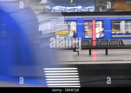 Einfahrende U-Bahn der Linie U5 an der Haltestelle Max-Weber-Platz a Monaco. Bahn, Zug. Pendler, Oeffentlicher Personennahverkehr OEPNV.Bahnsteig. **** Arrivo del treno della linea U5 alla fermata Max Weber Platz a Monaco di Baviera Foto Stock