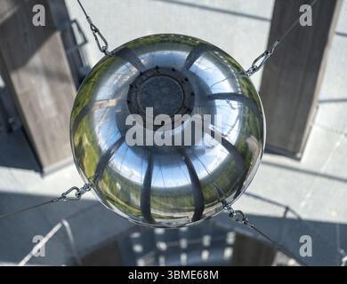 Vista della capsula del tempo riflettente nella Schoenbuchturm sulla Stellberg nel parco naturale Schoenbuch a sud di Stoccarda, Herrenberg, Baden-Wuertte Foto Stock