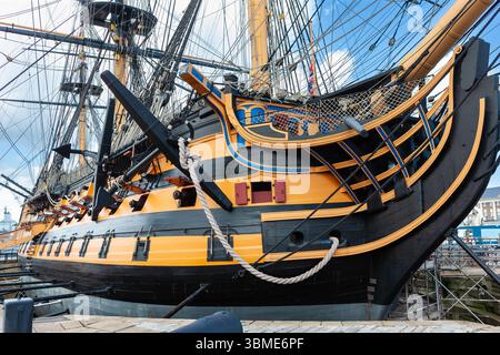 Portsmouth, Regno Unito - 10 maggio 2011: HMS Victory at Portsmouth Historic Dockyard. Lato destro restaurato della nave ammiraglia dell'ammiraglio Horatio Nelson Foto Stock
