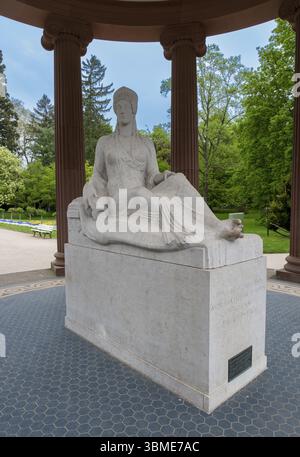 Tempio della fontana con la dea Hygieia presso l'Elisabethenbrunnen nei giardini termali di Bad Homburg vor der Hoehe, Assia, Germania, Europa Foto Stock