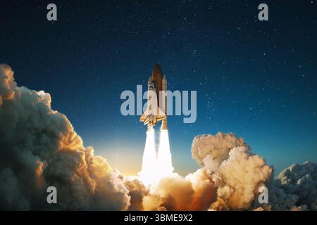La nuova nave vola su un altro pianeta. L'astronave decolla nel cielo stellato. Il razzo inizia nello spazio. Concetto Foto Stock
