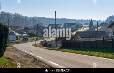 Impressione di Aydoilles, un comune nel dipartimento dei Vosgi nel Grand Est, nel nord-est della Francia in inverno Foto Stock