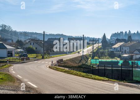 Impressione di Aydoilles, un comune nel dipartimento dei Vosgi nel Grand Est, nel nord-est della Francia in inverno Foto Stock