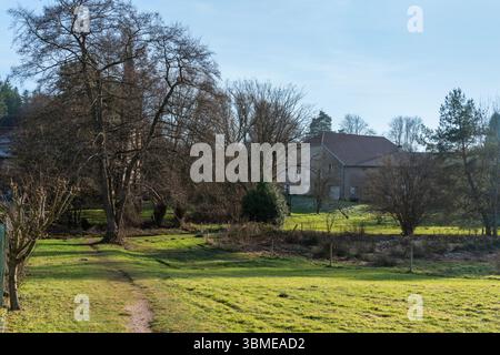 Impressione di Aydoilles, un comune nel dipartimento dei Vosgi nel Grand Est, nel nord-est della Francia in inverno Foto Stock