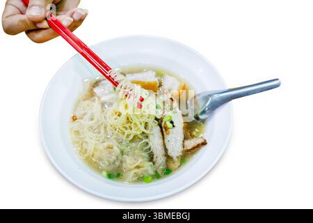 Tagliato di zuppa di tagliatelle con maiale rosso e bacchette rosse su bianco isolato. Foto Stock