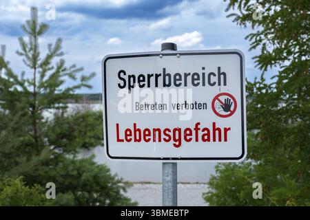 Firma con l'iscrizione Sperrbereich Betreten verboten Lebensgefahr sulla riva del lago Senftenberg, creata dall'inondazione dell'ex open-cas Foto Stock
