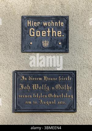 Due cartelli dell'ex Hotel Zum Loewen ci ricordano che Johann Wolfgang von Goethe visse qui per due periodi e celebrò il suo ultimo compleanno il 28,0 Foto Stock