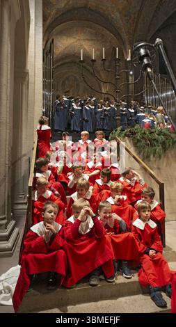 Quempas canta la Scuola di canto della Cattedrale di Braunschweig per l'Avvento nella Cattedrale di Braunschweig, i bambini del coro in abiti rossi davanti all'inizio Foto Stock