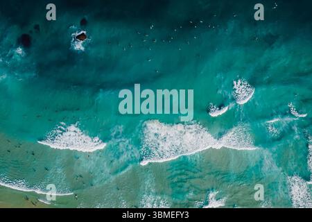 Vista dall'alto dell'oceano blu trasparente con onde che si infrangono, colpo di droni Foto Stock