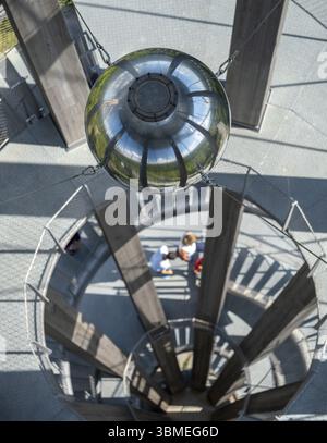 Vista della capsula del tempo riflettente nella Schoenbuchturm sulla Stellberg nel parco naturale Schoenbuch a sud di Stoccarda, Herrenberg, Baden-Wuertte Foto Stock