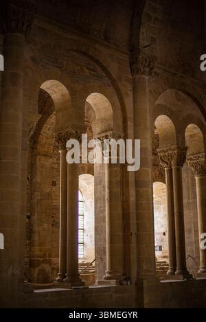 Francia, Aveyron, Conques en Rouergue, villaggio Conques, "Les Plus Beaux Villages de France", chiesa abbaziale di Sainte Foy dell'XI secolo, patrimonio dell'umanità dall'UNESCO, vetrate colorate di Pierre Soulages Foto Stock
