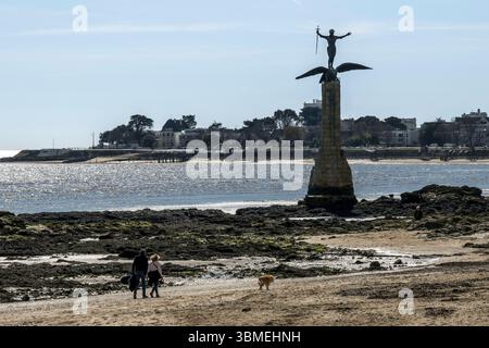 Francia, Loira Atlantica, Estuaire de la Loire, Saint Nazaire, la grande plage, Monumento americano chiamato Sammy costruito in memoria dello sbarco americano del 26 giugno 1917 a Saint-Nazaire sulla spiaggia sul lungomare Foto Stock