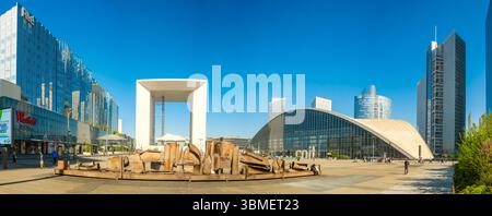 Francia, Hauts de Seine, Paris-la Defense, gli edifici del quartiere degli affari e la cupola del CNIT, il grande Arche sullo sfondo Foto Stock