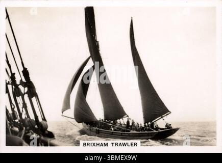 Brixham Trawler: Un peschereccio locale che, al momento della pubblicazione, si era completamente estinto. Dalla serie "Coastwise" di carte per sigarette pubblicate nel 1939 da J.A. Pattreiouex Ltd., una società di tabacco con sede a Manchester, nota per la produzione del marchio Senior Service. Foto Stock