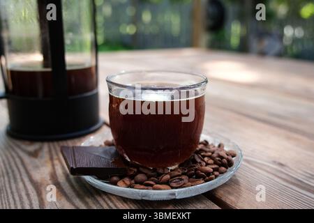 una tazza di caffè su un tavolo Foto Stock