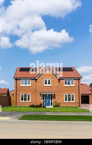 Nuova casa indipendente con quattro camere da letto su due fronti in vendita a South Wootton, alla periferia di King's Lynn, Norfolk. Celle fotovoltaiche o pannelli solari sul tetto. Foto Stock