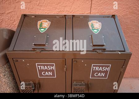 Cestino a prova di orso nell'Arches National Park, Utah, Stati Uniti Foto Stock