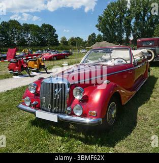 Mercedes Benz Cabriolet 170 S-V, anno 1954, completamente restaurato in rosso lucido, vista frontale Foto Stock