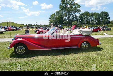 Mercedes Benz Cabriolet 170 S-V, anno 1954, completamente restaurato in rosso lucido, vista laterale Foto Stock