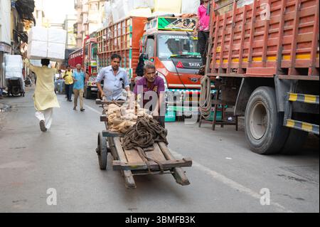 Streets of Mumbai, Masjid Bunder, India, Small Business and Worker in Slums, Man Pushing the Wheelbarrow, 06.03.2025 Foto Stock