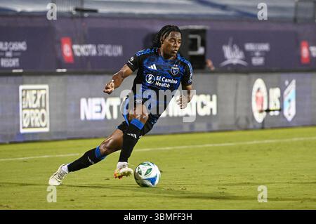 Frisco, Texas, Stati Uniti. 25 giugno 2025. Il centrocampista dei San Jose Earthquakes DeJuan Jones si dirige verso la rete durante il primo tempo di una partita della MLS contro il FC Dallas al Toyota Stadium di Frisco, Texas. Austin McAfee/CSM/Alamy Live News Foto Stock