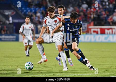 Frisco, Texas, Stati Uniti. 25 giugno 2025. L'attaccante del FC Dallas Logan Farrington (23) cerca di combattere il difensore dei San Jose Earthquakes Daniel Munie (5) durante il secondo tempo di una partita della MLS al Toyota Stadium di Frisco, Texas. Austin McAfee/CSM (immagine di credito: © Austin McAfee/Cal Sport Media). Crediti: csm/Alamy Live News Foto Stock