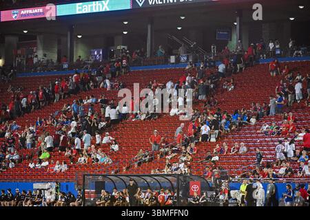Frisco, Texas, Stati Uniti. 25 giugno 2025. I tifosi iniziano a uscire dagli stand durante gli ultimi minuti della seconda metà di una partita della MLS tra i San Jose Earthquakes e il FC Dallas al Toyota Stadium di Frisco, Texas. Austin McAfee/CSM/Alamy Live News Foto Stock