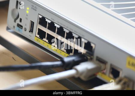 Berlin, Deutschland, 05.06.2025: Netzwerk-Patchpanel *** Berlin, Germania, 05 06 2025 pannello di controllo della rete Copyright: XdtsxNachrichtenagenturx dts 70565 Foto Stock