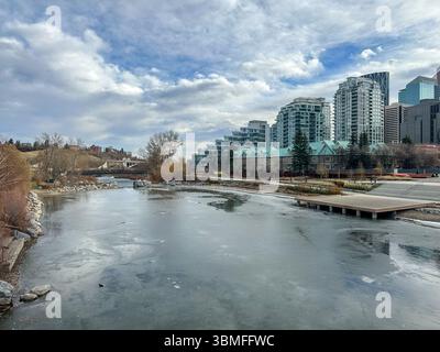 Calgary, Alberta - 1° giugno 2023: Viste panoramiche del fiume Bow e dello skyline di Calgary Foto Stock