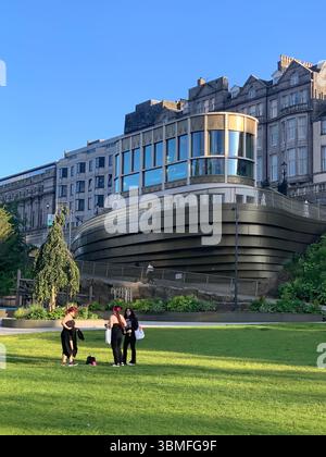 Aberdeen Scotland City Centre Gardens Garden cartelli per il parco, grattacielo, nuovo stile ornamento, vetrate colorate dell'hotel, persone a piedi Foto Stock