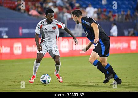 Frisco, Texas, Stati Uniti. 25 giugno 2025. Il difensore destro del FC Dallas Shaq Moore cerca di superare un difensore dei San Jose Earthquakes durante il secondo tempo di una partita della MLS al Toyota Stadium di Frisco, Texas. Austin McAfee/CSM/Alamy Live News Foto Stock