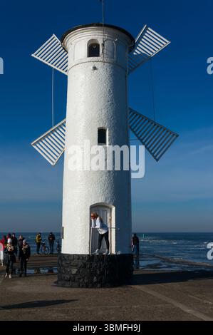 Stawa Młyny. Faro a forma di mulino a vento, popolare attrazione turistica. Świnoujście, Polonia. Foto Stock