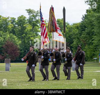 I soldati assegnati alla 10th Mountain Division (li) color Guard march per presentare i colori durante una cerimonia del Remembrance Day a Fort Drum, New York, il 25 giugno 2025. L'evento onorò i soldati di divisione che morirono in linea di servizio e riconobbe i sacrifici delle famiglie Gold Star. (Foto dell'esercito degli Stati Uniti del sergente Alexandria Halbert) Foto Stock