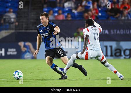 Frisco, Texas, Stati Uniti. 25 giugno 2025. Il difensore dei San Jose Earthquakes Dave Romney cerca di evitare un difensore del FC Dallas durante il primo tempo di una partita della MLS al Toyota Stadium di Frisco, Texas. Austin McAfee/CSM/Alamy Live News Foto Stock