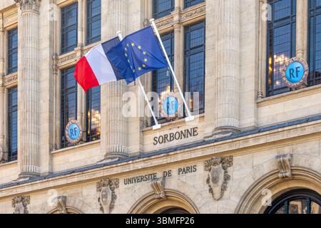 Cartello con la scritta "Università DELLA SORBONA di Parigi", scritto all'ingresso della Sorbona, un'università francese situata nel quartiere Latino di Parigi, in Francia Foto Stock