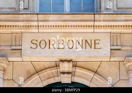 Cartello "SORBONA" scritto sopra l'ingresso di un edificio storico della Sorbona, un'università francese situata nel quartiere Latino di Parigi, in Francia Foto Stock