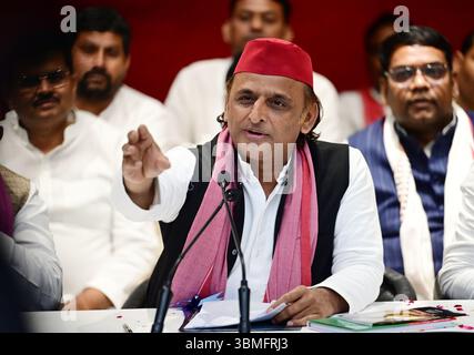 LUCKNOW, INDIA - GIUGNO 26: L'ex primo ministro dell'Uttar Pradesh e presidente del partito Samajwadi Akhilesh Yadav si rivolge alla conferenza stampa presso l'ufficio del partito il 26 giugno 2025 a Lucknow, India. Akhilesh Yadav ha sbattuto il BJP, sostenendo che il partito dello zafferano usa la Costituzione per ottenere il potere, ma non appena assume l'incarico, smette di rispettare la Costituzione. Ha detto che, nonostante abbia prestato giuramento di sostenere la Costituzione inquadrata da B R Ambedkar, i leader del BJP mostrano una "completa mancanza di integrità” nelle loro azioni. (Foto di Deepak Gupta/Hindustan Times/Sipa USA ) Foto Stock