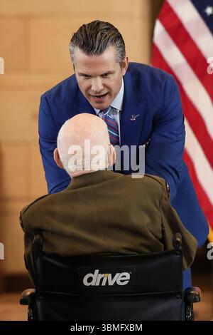 Il segretario alla difesa degli Stati Uniti Pete Hegseth stringe la mano al veterano del D-Day ed ex comandante del 1st Ranger Battalion, il pensionato Army Ranger Sgt. Joseph J. Drake dopo aver ricevuto le medaglie d'oro del Congresso durante una cerimonia al Campidoglio degli Stati Uniti il 26 giugno 2025 a Washington, DC. il sergente dell'esercito in pensione John Wardell e l'ex comandante del 1st Ranger Battalion il sergente dell'esercito in pensione Joseph J. Drake hanno ricevuto le medaglie d'oro per il servizio a nome di tutti i Rangers della seconda guerra mondiale durante una cerimonia al Campidoglio degli Stati Uniti il 26 giugno 2025 a Washington DC. foto di Jemal Countess/UPI Foto Stock