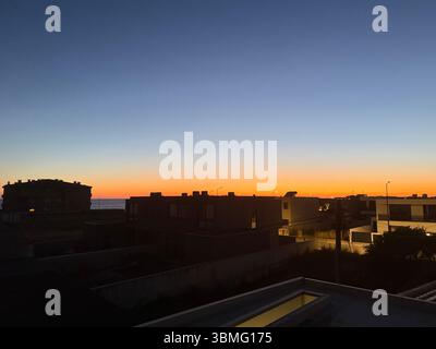 Tramonto sull'Oceano Atlantico, Praia de Árvore, Portogallo Foto Stock