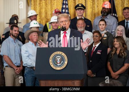 Washington, Stati Uniti. 26 giugno 2025. Il presidente Donald Trump parla durante il "One, Big, Beautiful Event" nella sala orientale della Casa Bianca a Washington, DC, giovedì 26 giugno 2025. Mentre la camera ha approvato per poco il "One, Big Beautiful Bill" a maggio, il Senato sta cercando di approvare il disegno di legge della scadenza del 4 luglio del presidente Donald Trump. Foto di Ken Cedeno/Pool/Sipa USA credito: SIPA USA/Alamy Live News Foto Stock