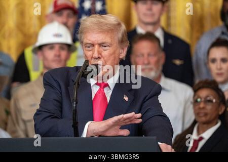Washington, Stati Uniti. 26 giugno 2025. Il presidente Donald Trump parla durante il "One, Big, Beautiful Event" nella sala orientale della Casa Bianca a Washington, DC, giovedì 26 giugno 2025. Mentre la camera ha approvato per poco il "One, Big Beautiful Bill" a maggio, il Senato sta cercando di approvare il disegno di legge della scadenza del 4 luglio del presidente Donald Trump. Foto di Ken Cedeno/Pool/Sipa USA credito: SIPA USA/Alamy Live News Foto Stock