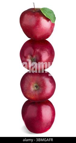 Mele rosse impilate una sopra l'altra su sfondo bianco. Equilibrio Foto Stock