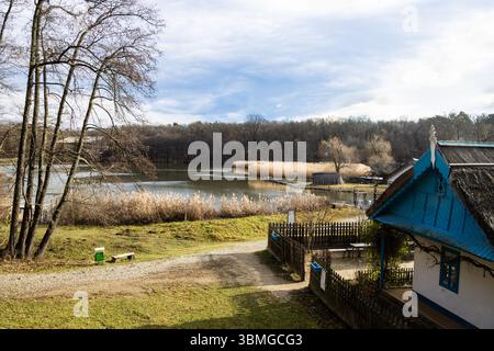 Paesaggio e vecchia casa al Museo Astra, la più importante istituzione etno-museo della Romania. Foto Stock