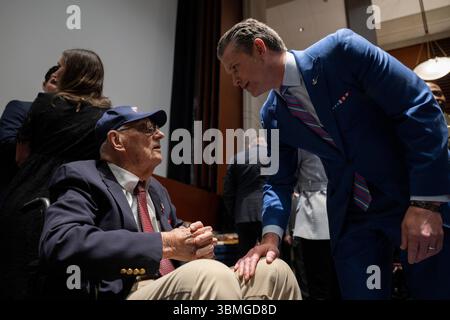 Il segretario alla difesa Pete Hegseth incontra i ranger dell'esercito degli Stati Uniti della seconda guerra mondiale prima di una cerimonia della medaglia d'oro del Congresso per onorarli per il loro servizio, presso il Campidoglio degli Stati Uniti, Washington, D.C., 26 giugno 2025. (Foto del DoD del sottufficiale della Marina degli Stati Uniti Alexander Kubitza di prima classe) Foto Stock
