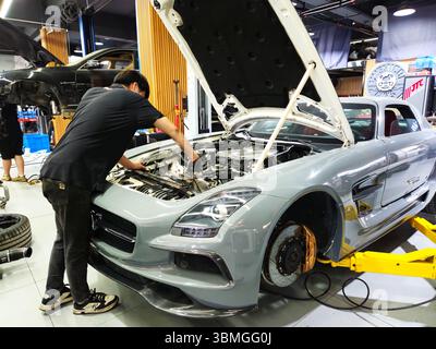 Assistenza in officina su Mercedes-Benz SLS AMG Supercar Foto Stock