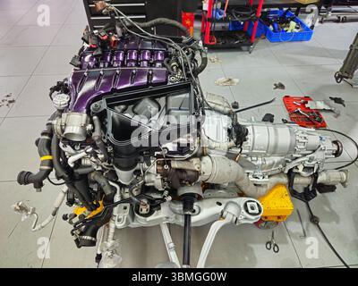 Gruppo motore e trasmissione Bentley Flying Spur V8 Foto Stock